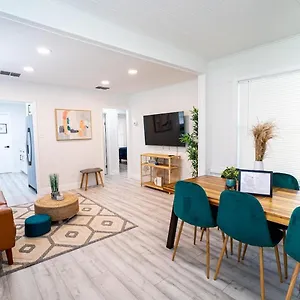 https://homey-cozy-newly-renovated-stylish-king-bed.hotelstampa.org